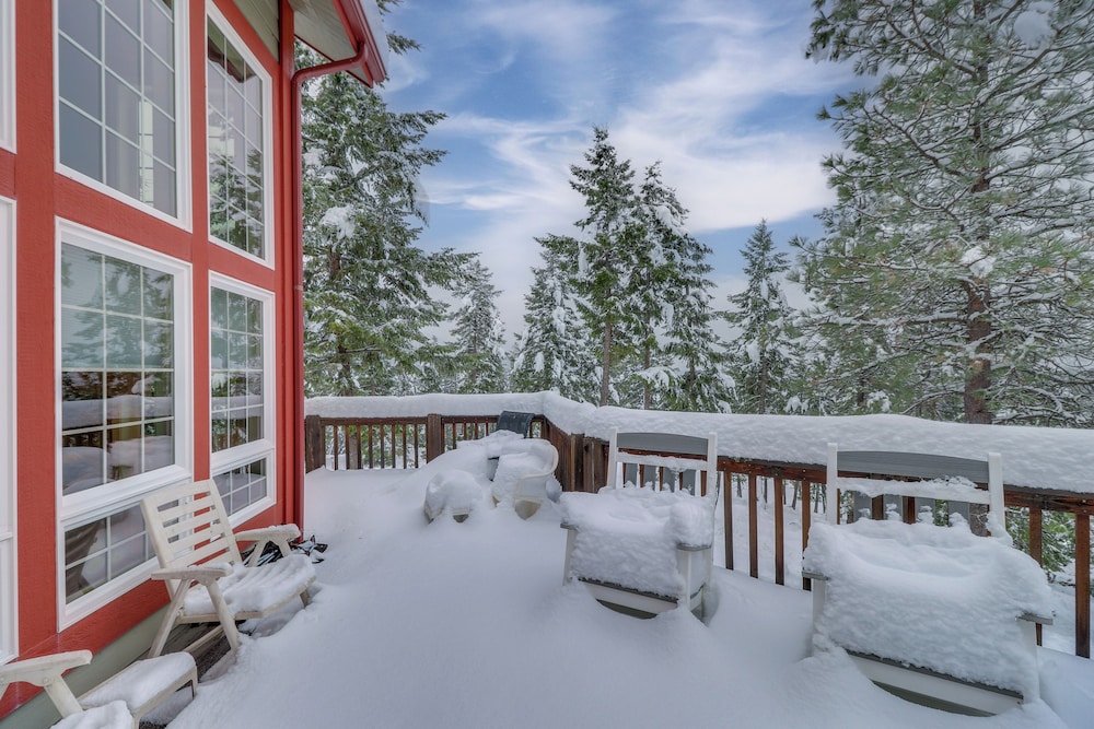 Mountain Views & Deck: Spacious Eureka Getaway!