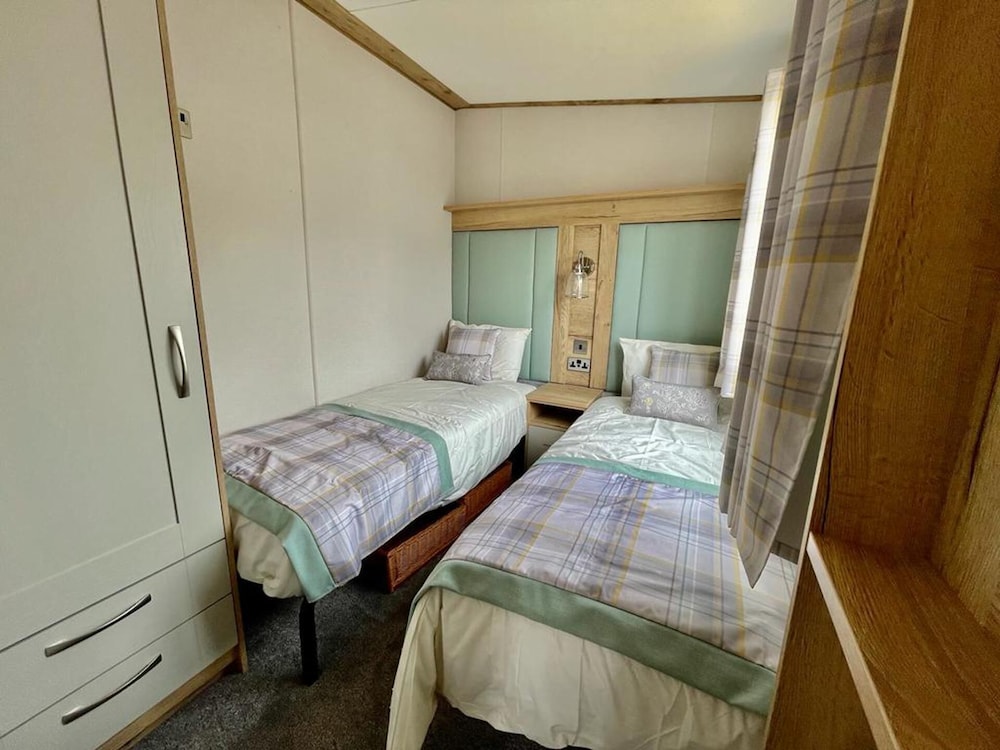 Prime Location 3-bed Chalet in Seal Bay, Selsey view 4