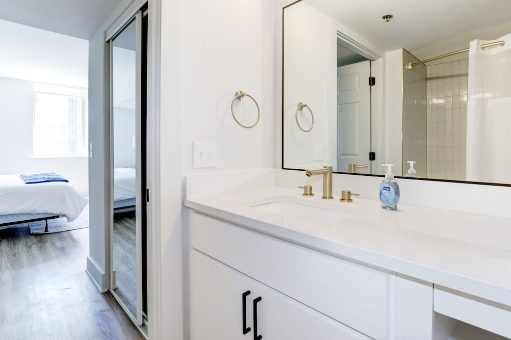 Elegant 2BR Apartment Minutes From DC