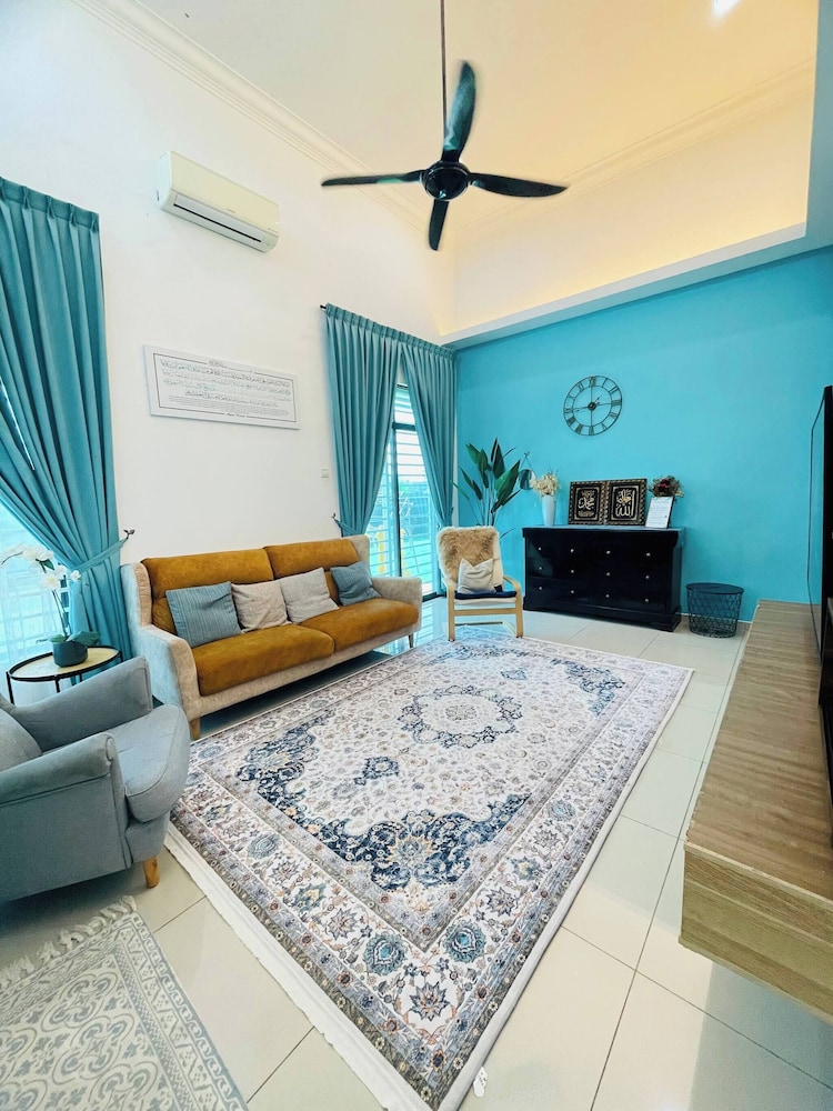 Spacious Family Homestay in Durian Tunggal With Private Pool
