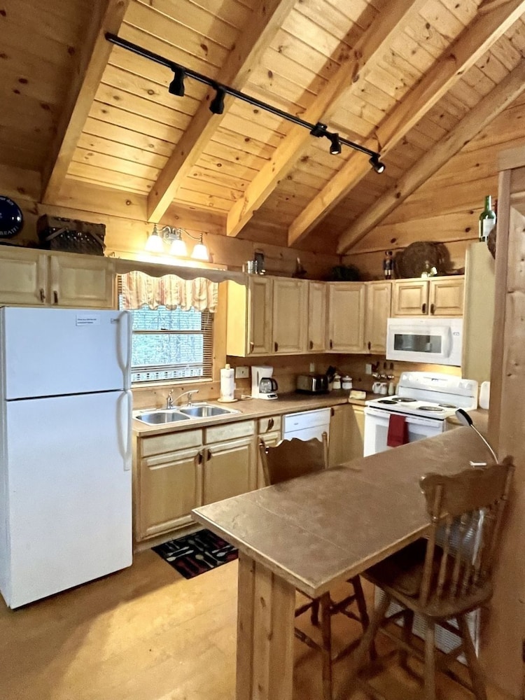 Romantic, pet friendly cabin with private hot tub, washer/dryer and full kitchen Studio Cabin by RedAwning view 4