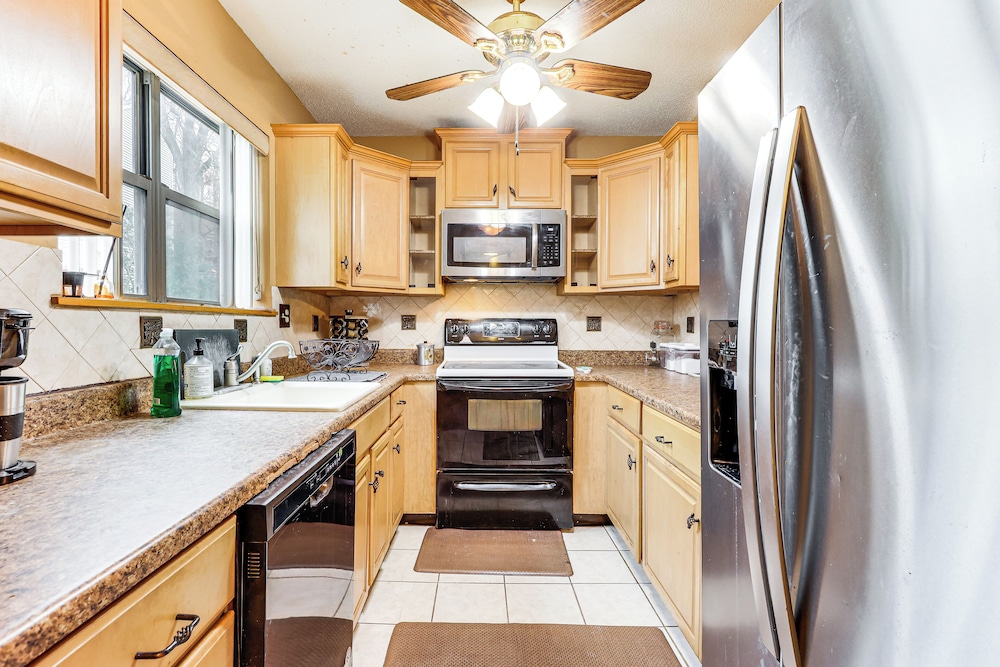 3 Mi to Dtwn New Haven: Colorful Condo w/ Yard!