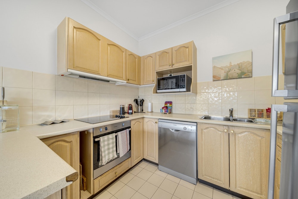 Bright 2-bed With Private Balcony