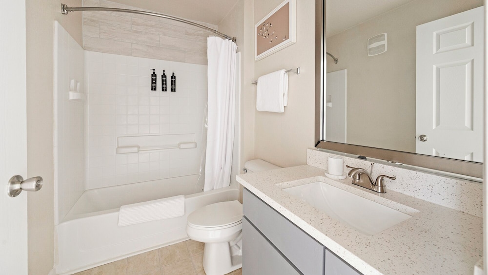 Landing Beautiful 1bd, Courtyard, Clubhouse