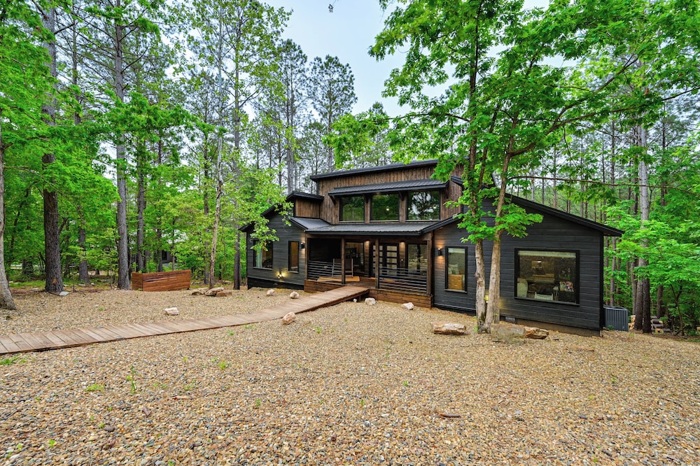 Luxe Broken Bow Vacation Rental: Hot Tub & Pets OK