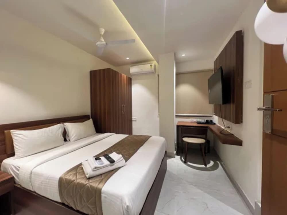 Fabhotel Serenity I