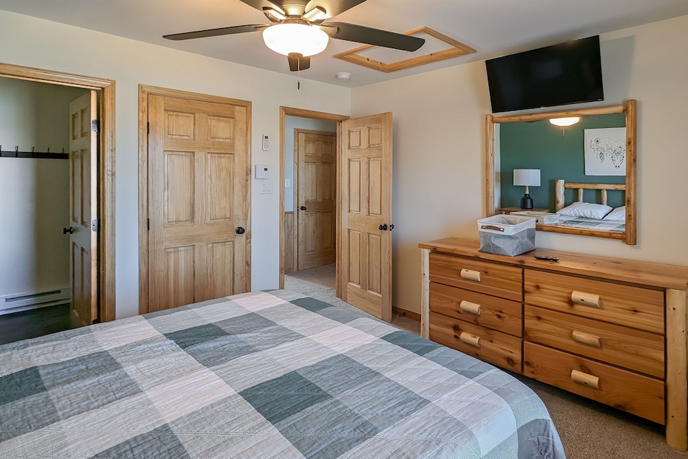 Bluejay Getaway by Avantstay Walk to Lake 7bdr Hot Tub Pool Table