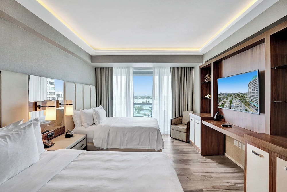 Elegant Beachfront Condo: Your Perfect Getaway!