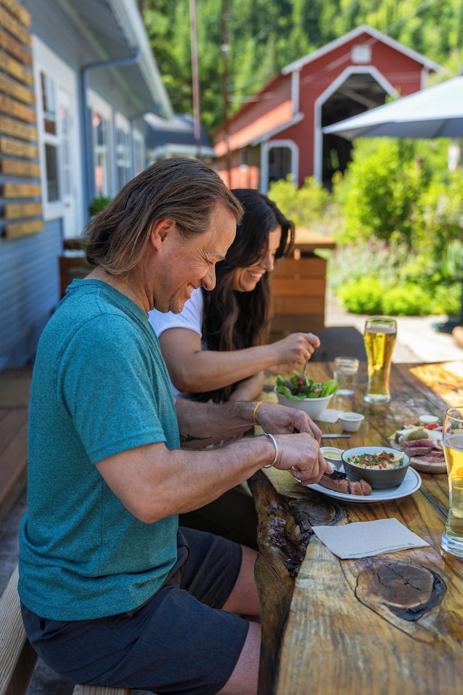 Westfir Lodge & Mountain Market