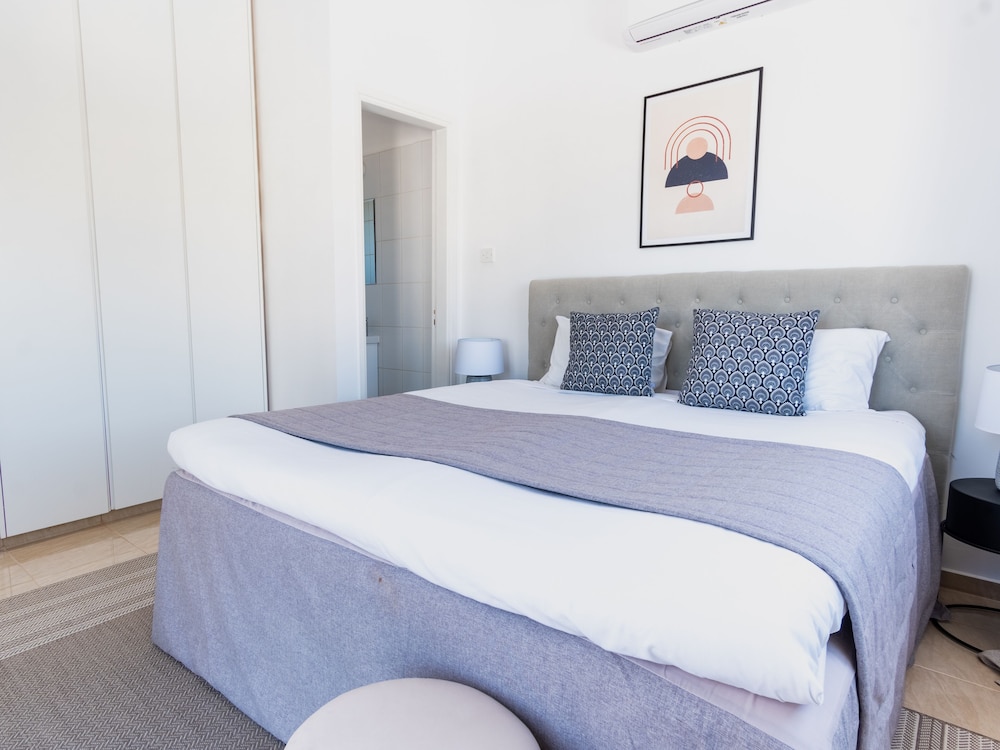 Sanders White Mountains - Bright Villa With Pool view 5