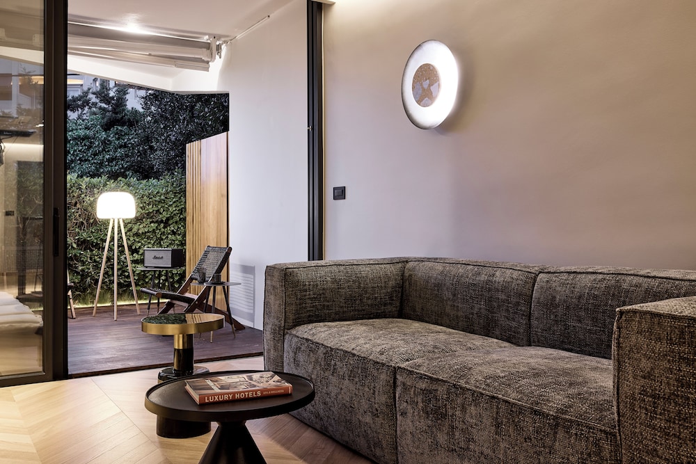 Cama Luxury Suites Kavouri