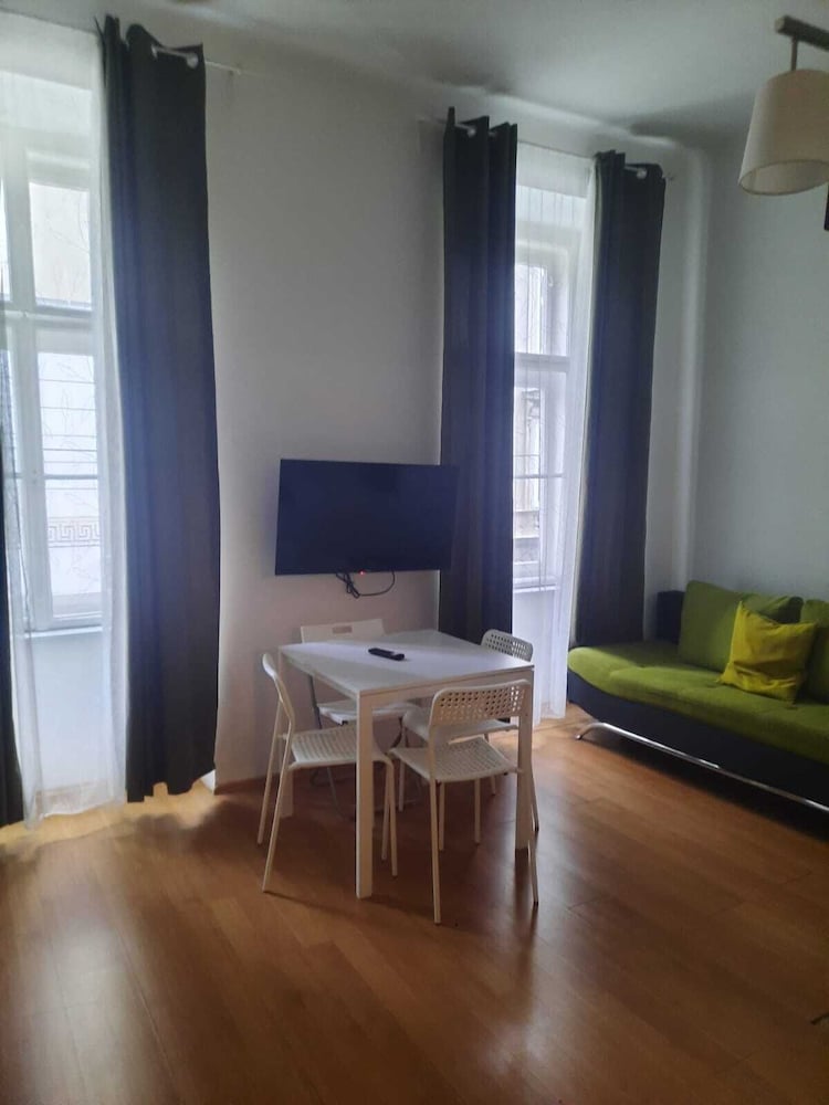Charming 2BR Apt Prime City Spot