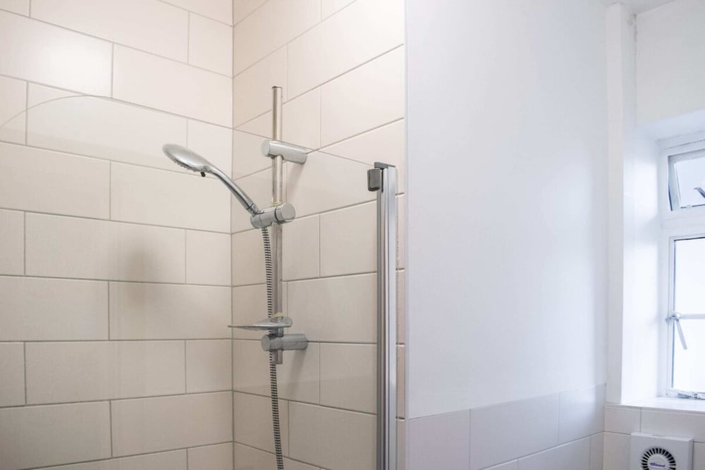 Beautifully Decorated Contemporary 2 Bedroom Flat