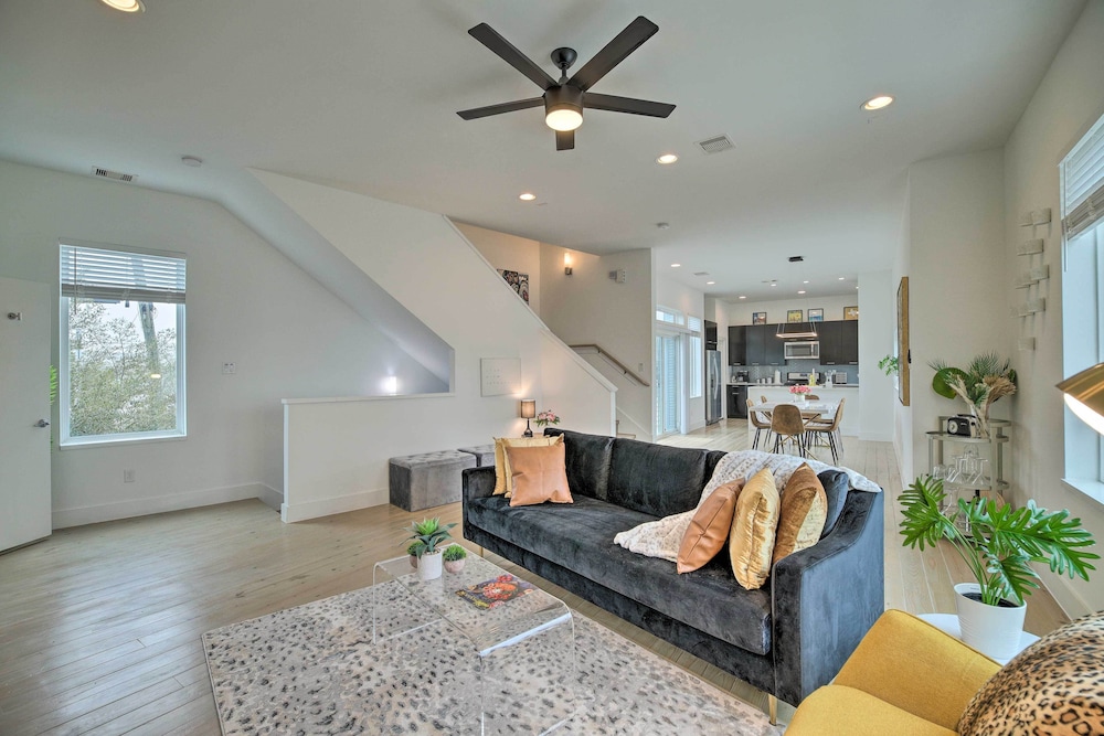 Downtown Houston Townhome w/ Balcony + Yard! view 5