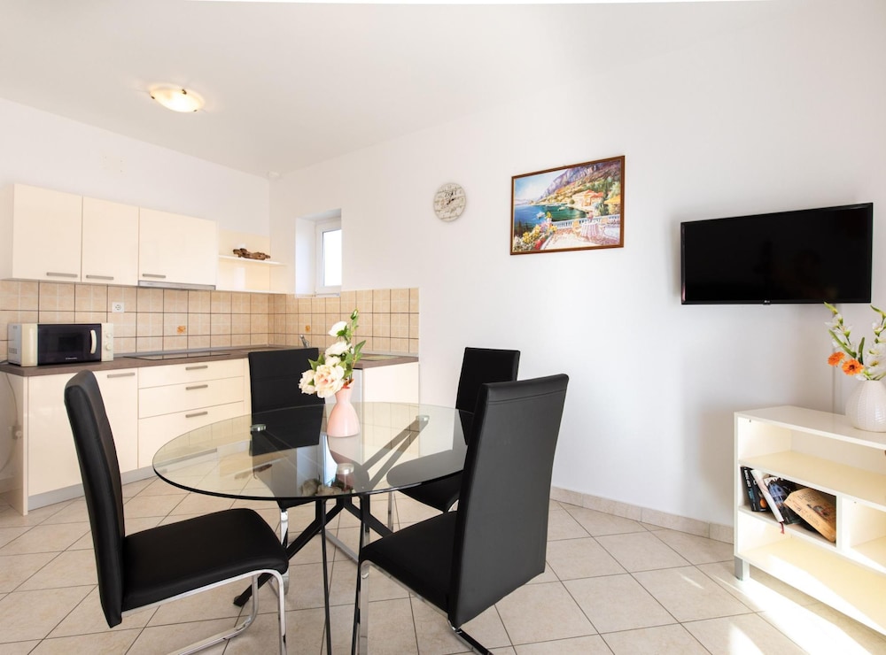 Scenic Elegant Apartments Krk With Balcony and Pool