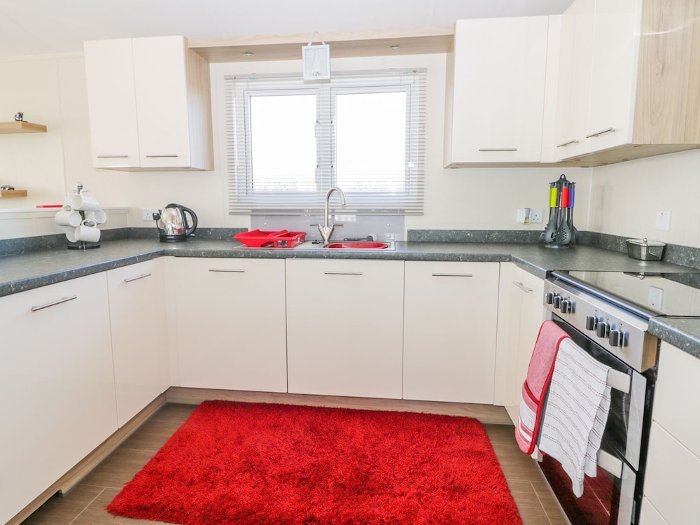 Superb Detached Lodge Located on Skipsea Sands view 4