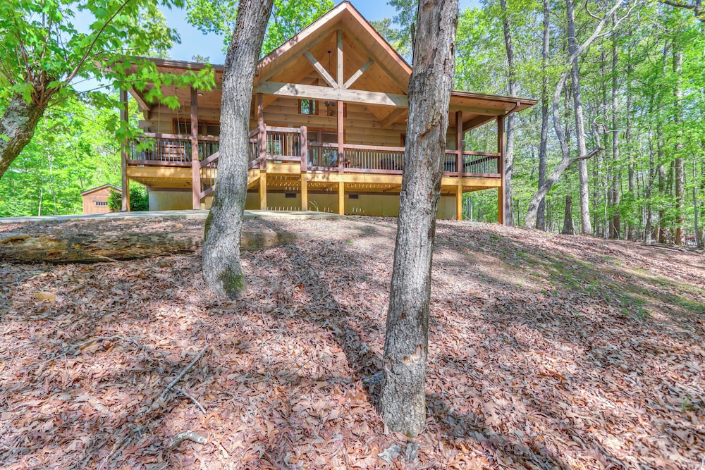 Ellijay Mountain Cabin w/ Hot Tub & Spacious Deck