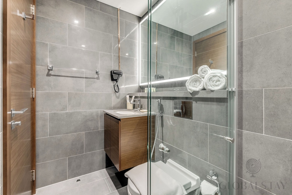 GLOBALSTAY. The Crest Tower C Apartments