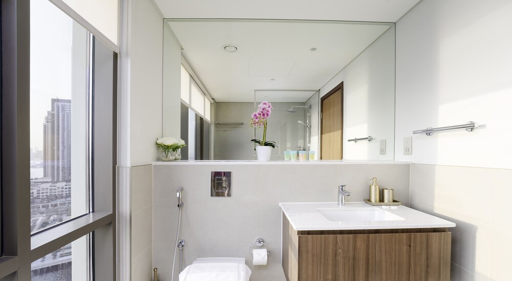 Chic 2 BR in Vida Residences Canal View