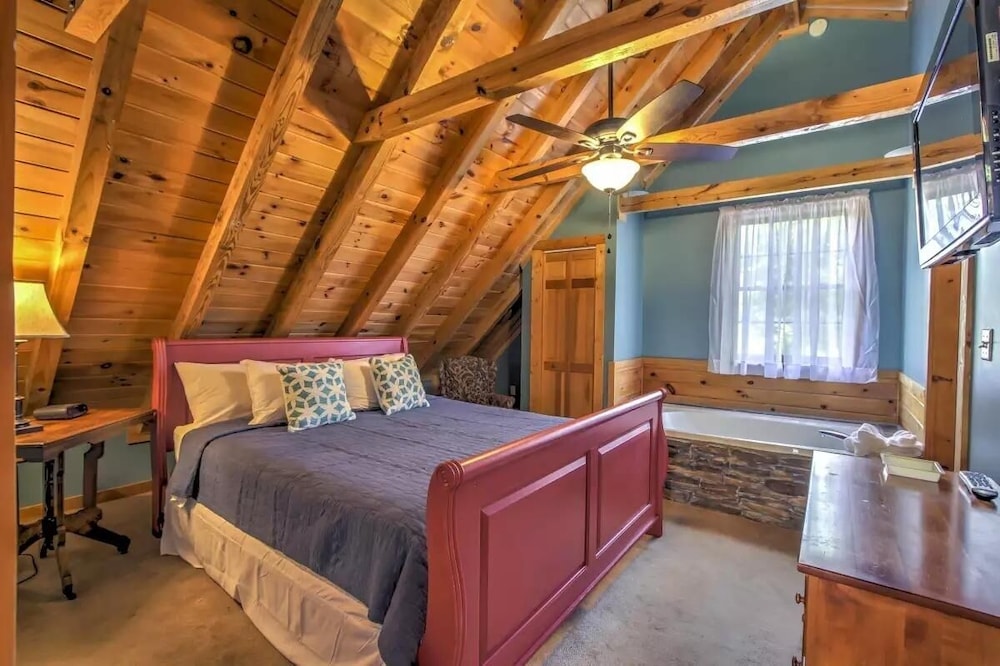 Er104 - R Tribe's Treehouse - Great Location - Close To Town! 5 Bedroom Cabin by RedAwning view 2