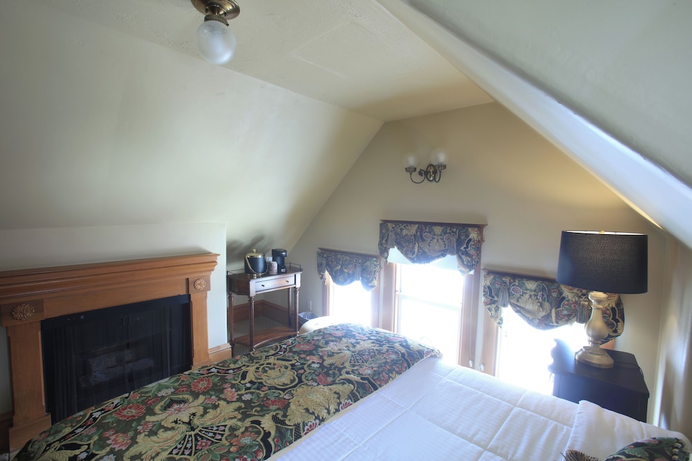 The Charles Pacific Grove - Artfully Designed Inclusive Inn