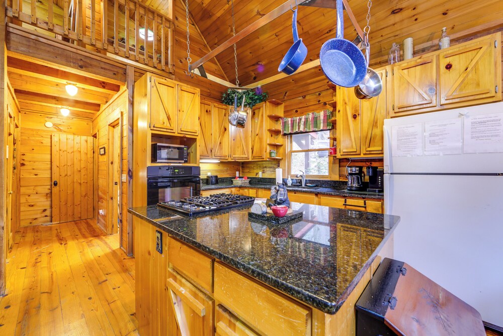 Creek On-site! Cabin 7 Mi to Cataloochee Ski Area