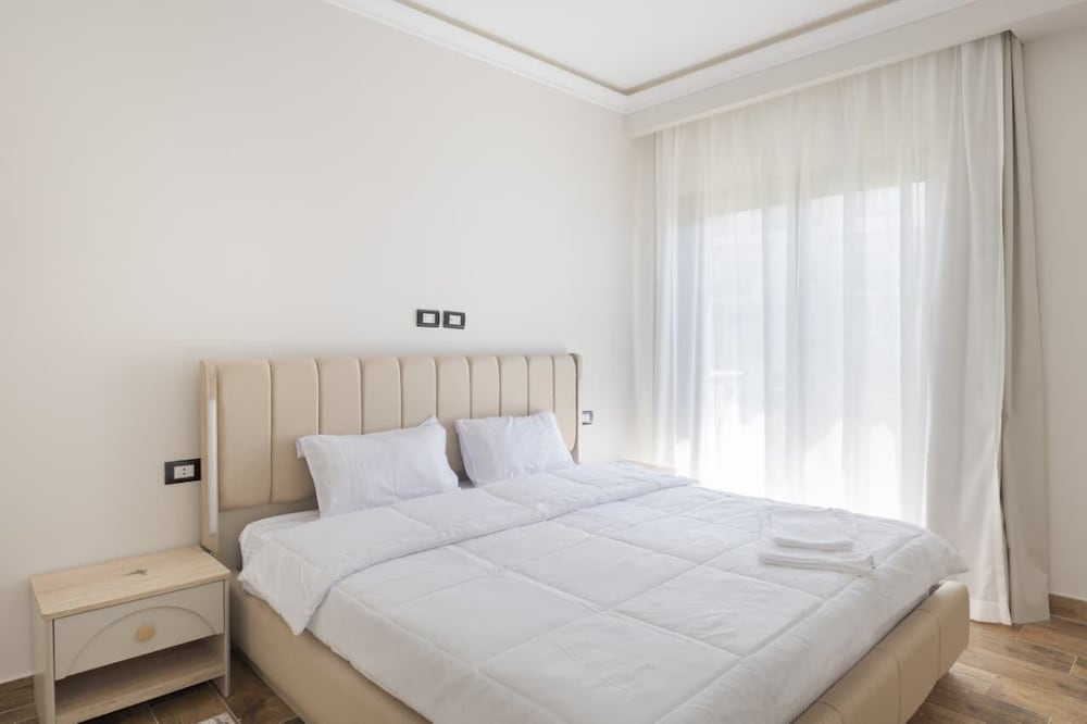 Upper Duplex 3BR in Eastown Sodic
