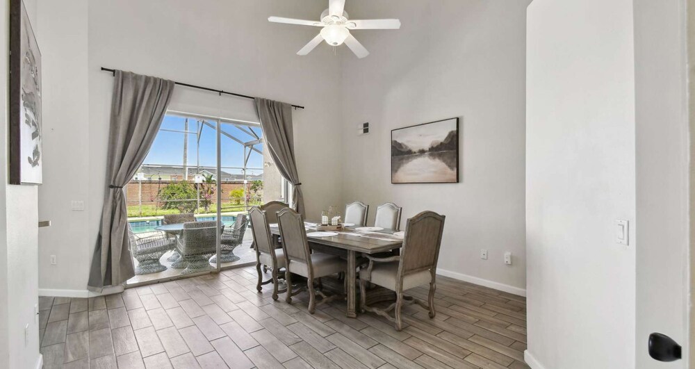 Large 6BR Family Home w Pool Hot Tub Games Room