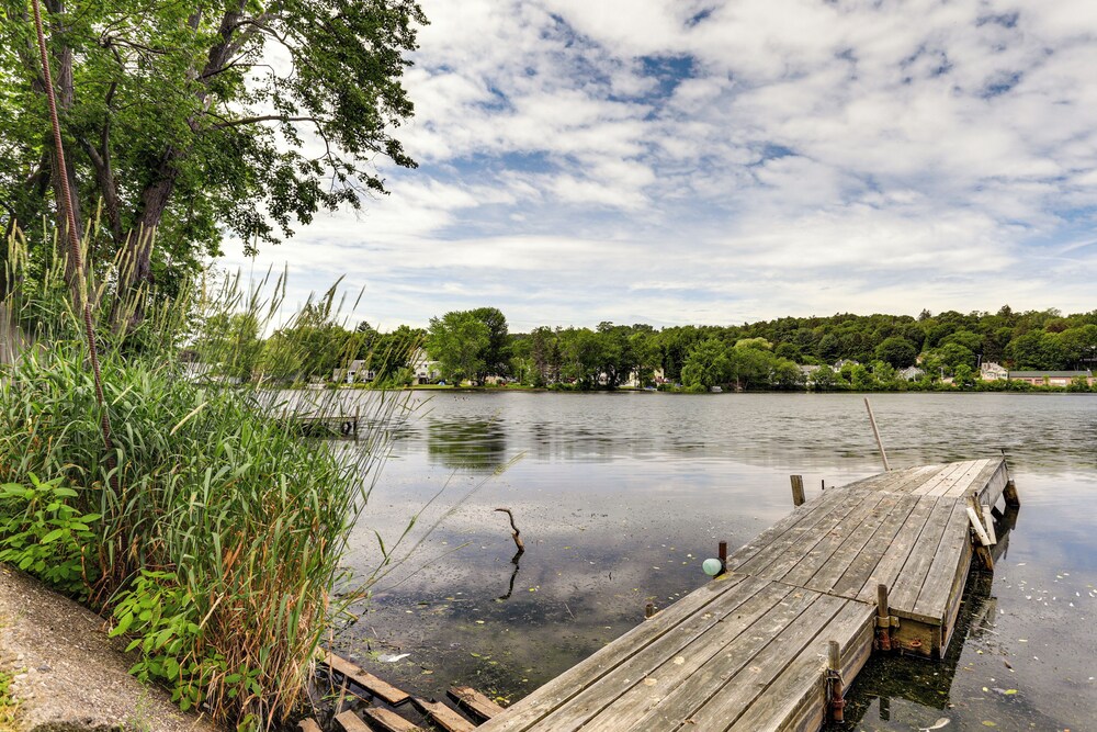 Lakefront Cottage 2 Mi to Palladium in Worcester!