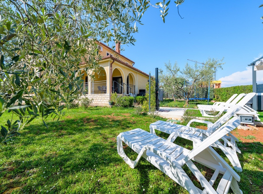 Spacious Apartment With Garden