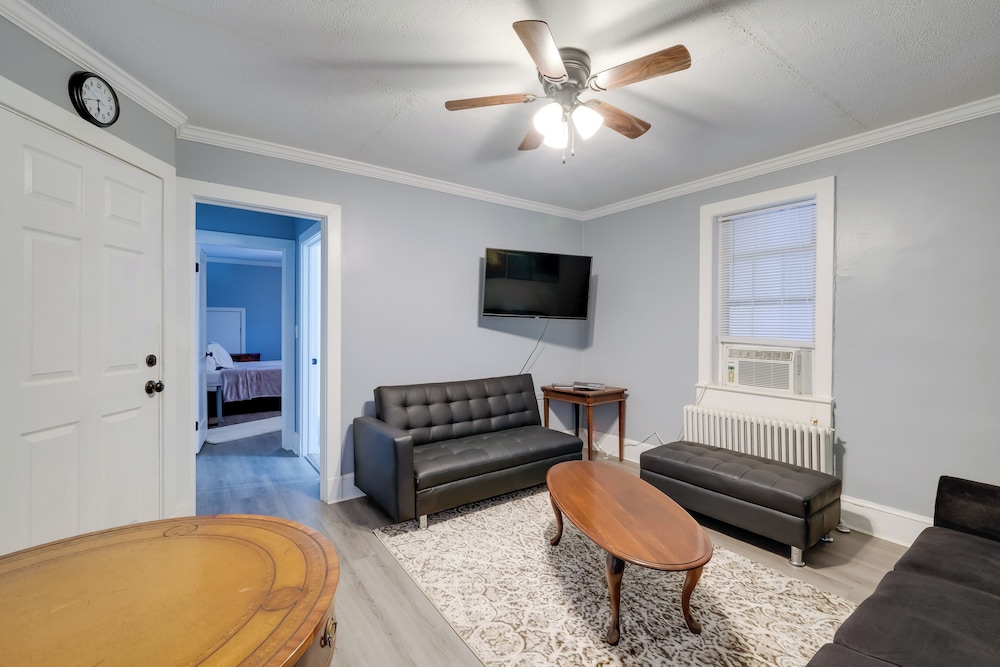 6 Mi to Historic Leesburg: Apt w/ On-site Dining