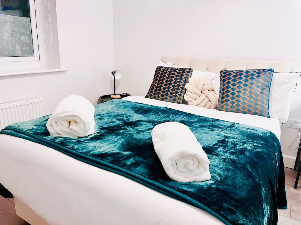 House - Sleeps 12 - Hot tub - Pool Table - Parking