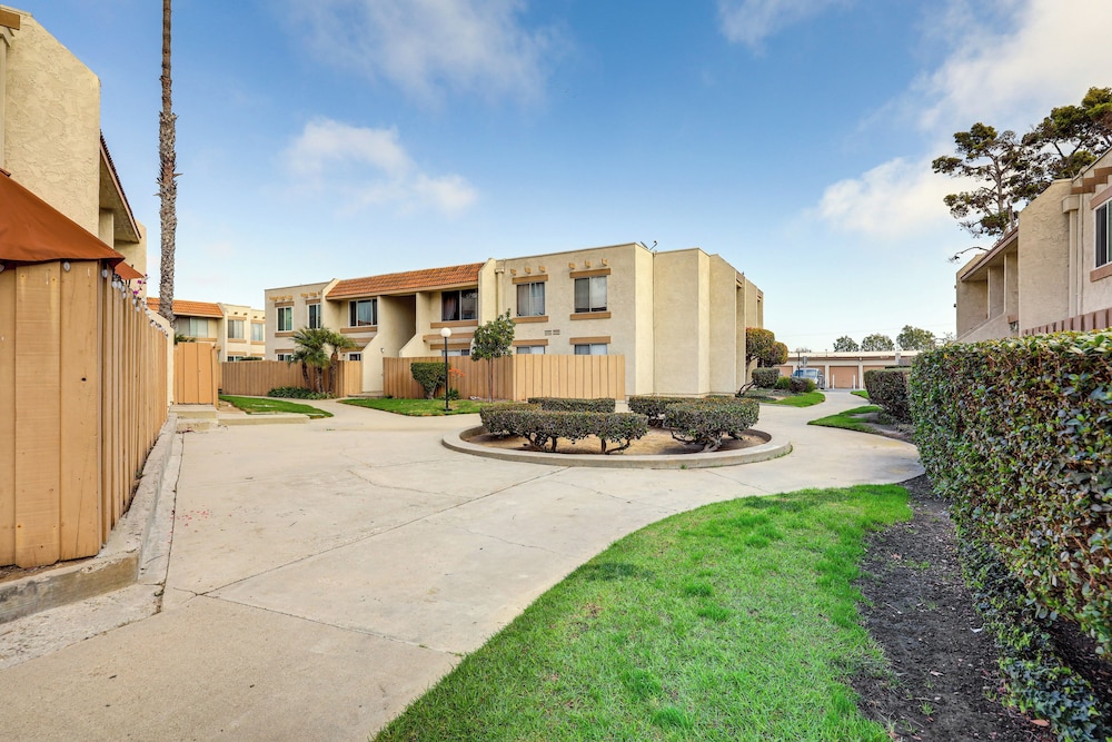 2 Mi to Beaches: Condo w/ Patio in Port Hueneme!