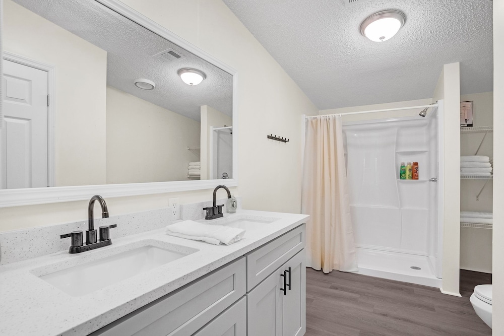 Relaxing 4br Hideaway In Groveland 4 Bedroom Cottage by RedAwning - Property Image 12