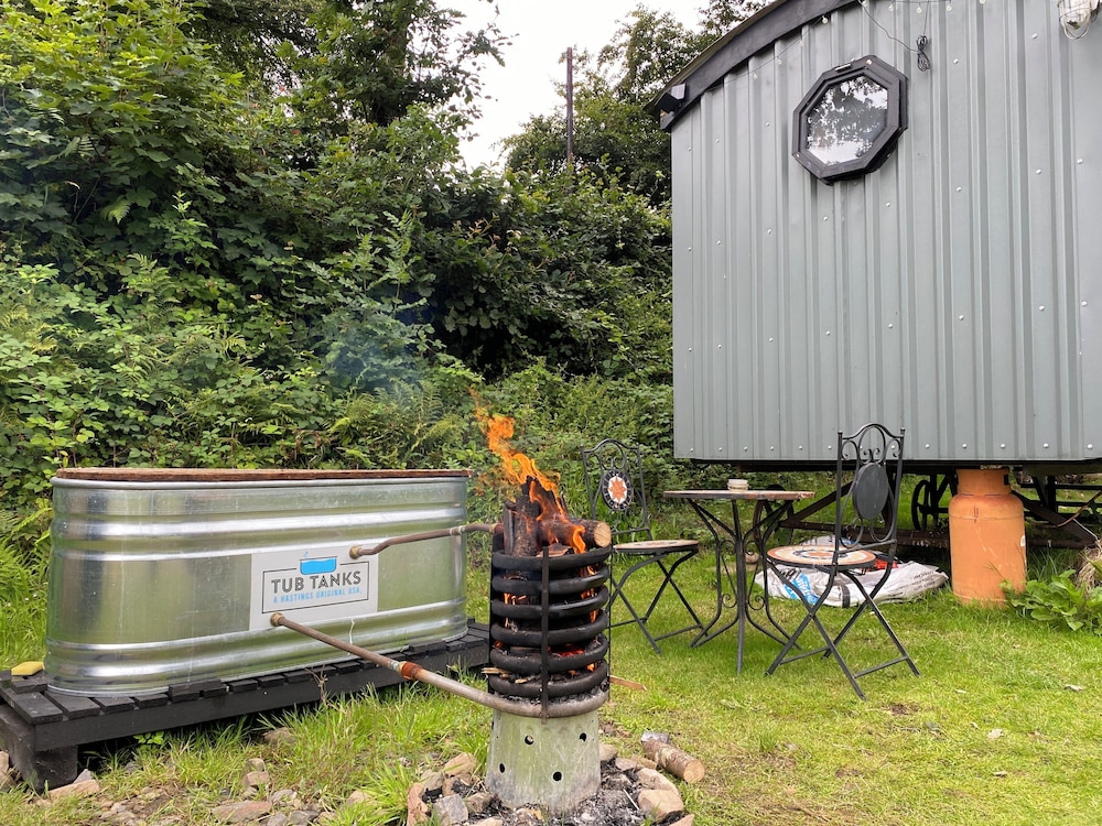 1 Bed Cabin - Sleeps 2 - Hottub - Parking - Garden