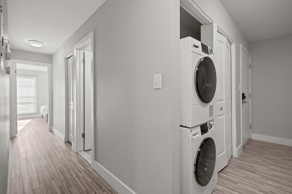 Spacious 2BR 2BA Apartment in the City