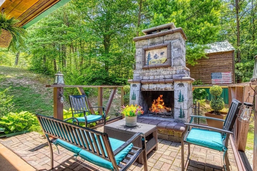 Hillbilly Hideaway 4 Bedroom Cabin