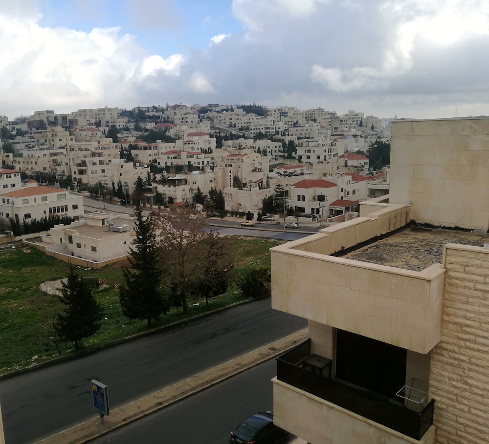 Cozy Dair Ghbar Apartments