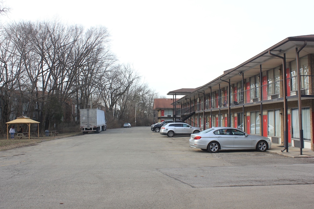 Red Carpet Inn - Louisville