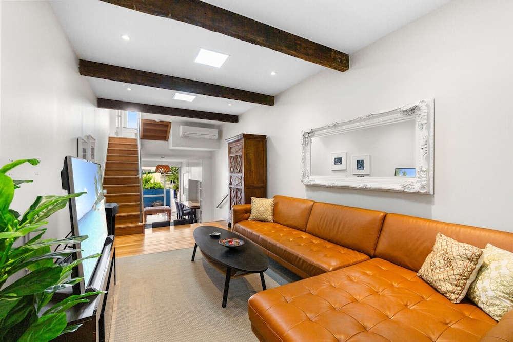 Elegant 1-bed With Study by Balmain Wharf