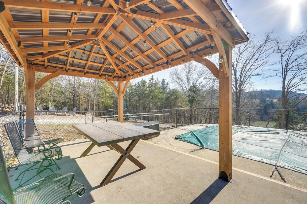 Cozy Table Rock Lake 'boathouse' w/ Pool Access