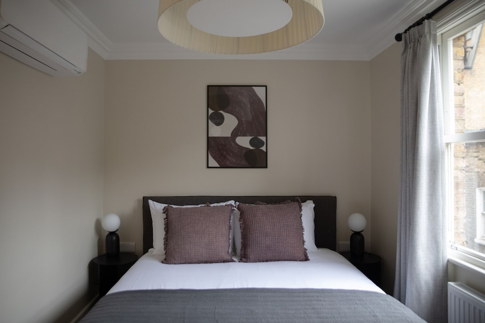 Gulaid House Knightsbridge by Bob W London