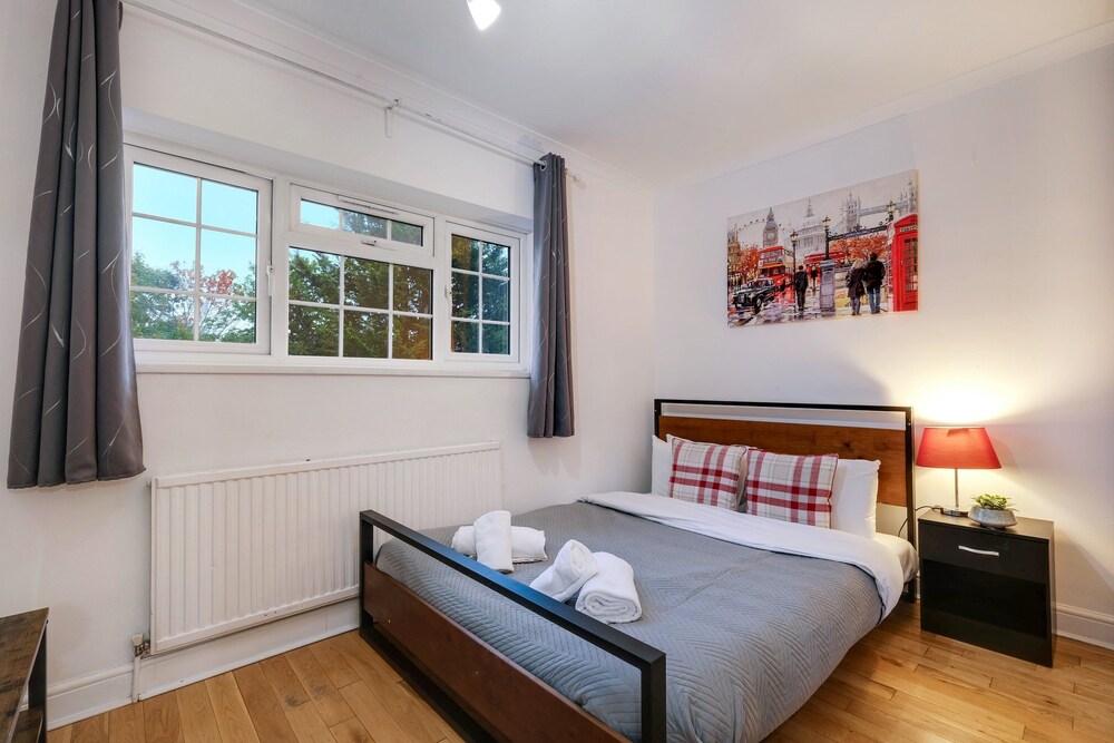 Modern 4 Bedroom Hse Garden in Feltham