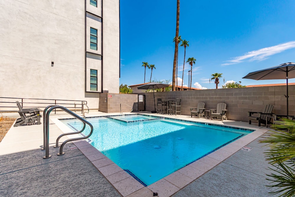 Papago Lux Townhouse 4level Oasis w Rooftop Lounge