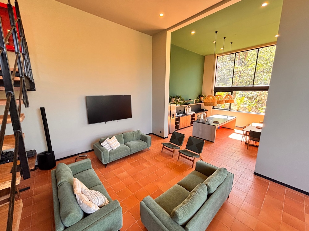 BEE Suites San José - Santa Ana