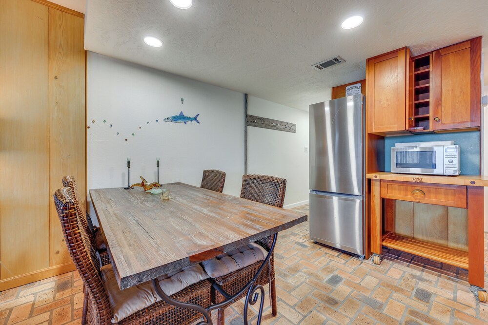 River-view Condo w/ Boat Slip in Welaka!