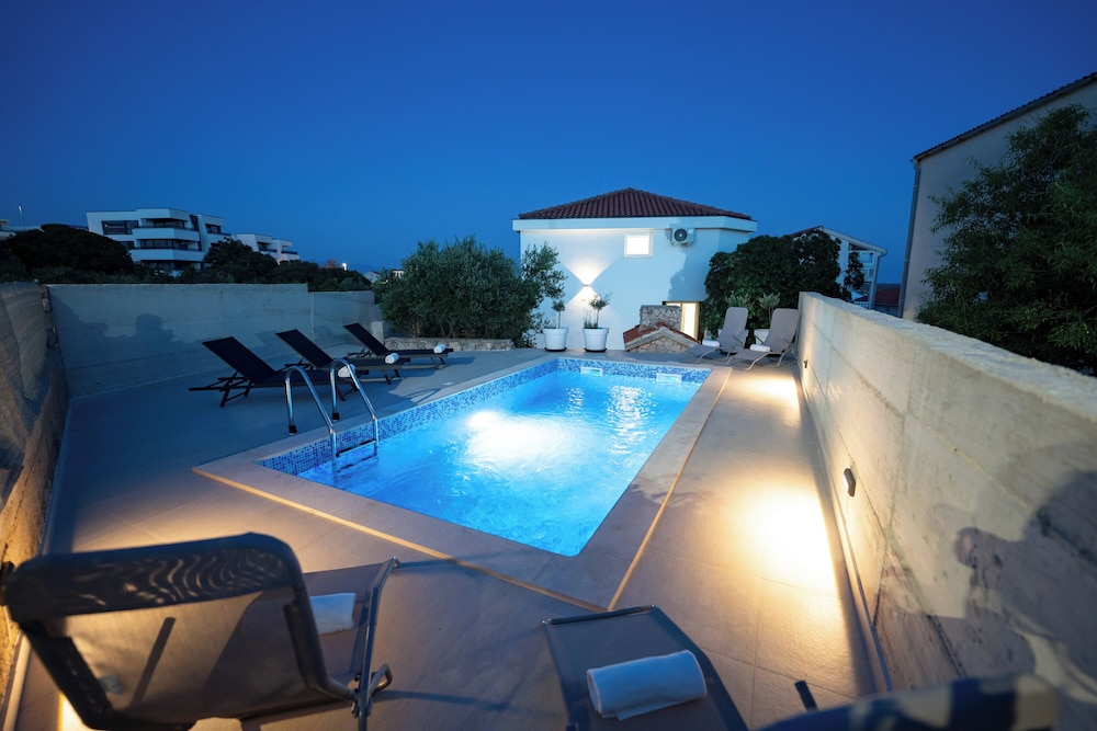 Holiday Home Tika's Blue-Private Pool