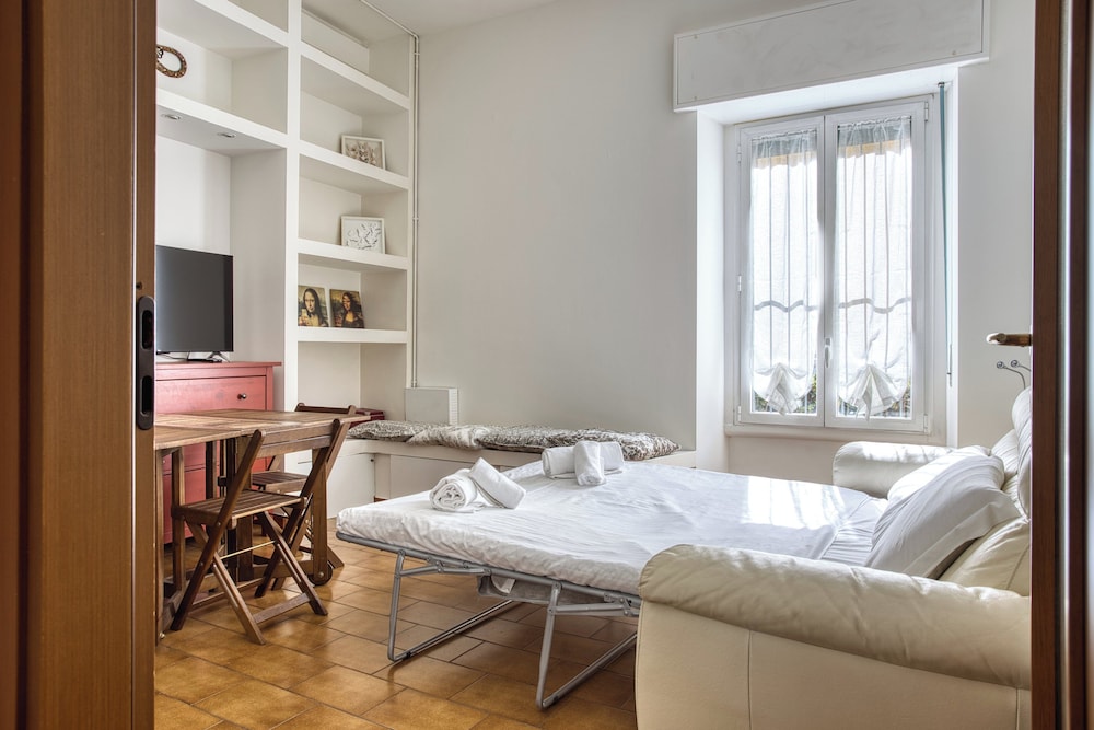 Adorable flat near centre