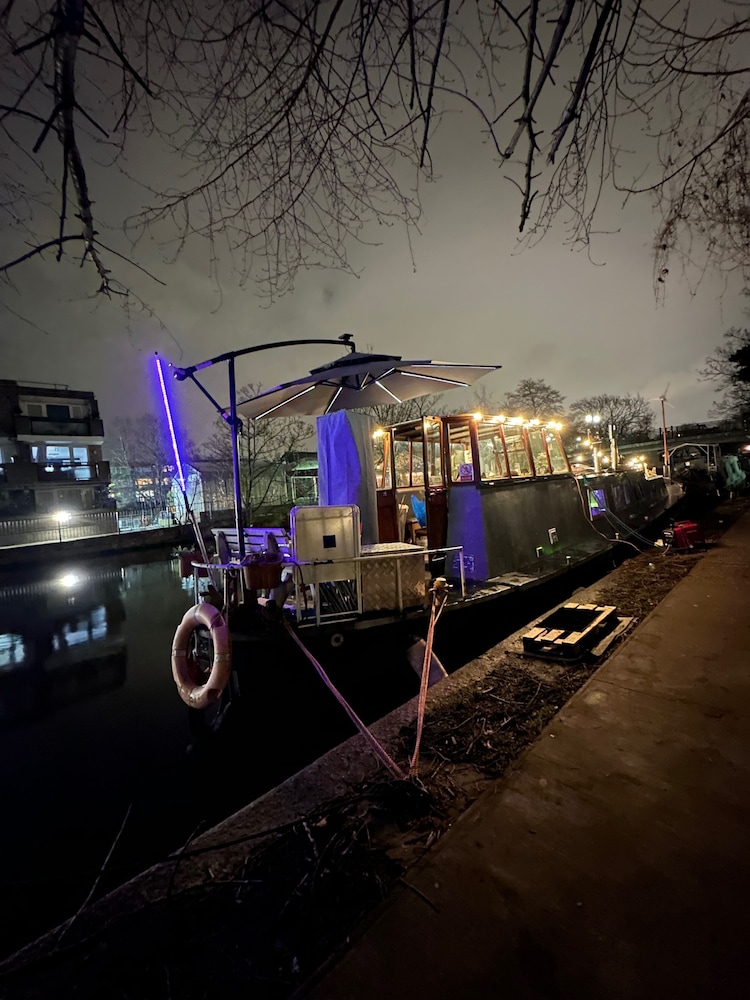 London Dutch Barge - Sleeps 3 & Cosy Fireplace