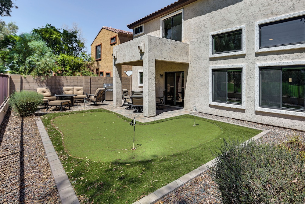 7 Mi to Dtwn: Golf Getaway w/ Fire Pit in Phoenix